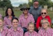 Die ruiters wat deelgeneem het, is agter: Jaco Janse van Rensburg (videograaf). Middel: Mia Janse van Vuuren, Shannon Farley, Martie Bezuidenhout, Bridget Vosloo en Ernie Vosloo. Voor is Annique Botes, Megan de Jager, Sally Coetzee, Amoré Bezuidenhout, Jadrené Bezuidenhout en Blake Vosloo. Foto: Verskaf