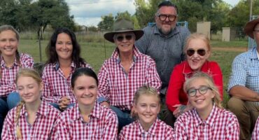 Die ruiters wat deelgeneem het, is agter: Jaco Janse van Rensburg (videograaf). Middel: Mia Janse van Vuuren, Shannon Farley, Martie Bezuidenhout, Bridget Vosloo en Ernie Vosloo. Voor is Annique Botes, Megan de Jager, Sally Coetzee, Amoré Bezuidenhout, Jadrené Bezuidenhout en Blake Vosloo. Foto: Verskaf
