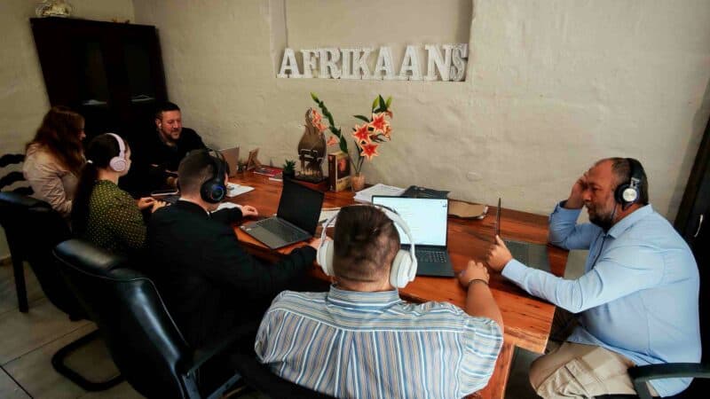 FAK-personeel werk onverpoosd deur 1 091 liedjies om die sterkste inskrywings vir die tweede beoordelingsronde te identifiseer. Foto: Du Preez de Villiers.