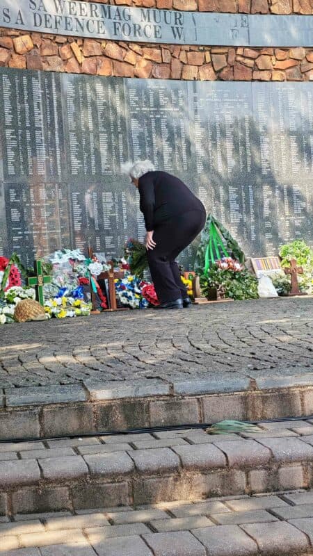 Leonie Marais, erfenisspesialis van die Erfenisstigting, lê ’n krans namens die
Erfenisstigting. (Foto: Du Preez de Villiers)