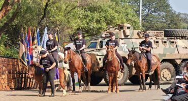 Die Voortrekkermonument se perde was ook in hul volle glorie teenwoordig tydens die kranslegging vir perde wat tydens konflik gesneuwel het. (Foto: Du Preez de Villiers)