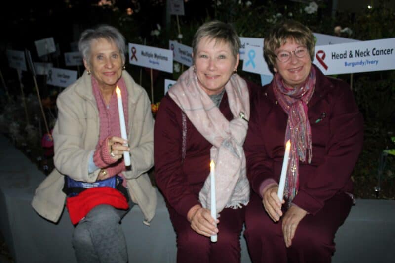 Marietjie Wilmot (regs) by haar steunpilare, haar sussies, Annatjie en Wilma. Foto: Liezl Scheepers