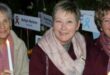 Marietjie Wilmot (regs) by haar steunpilare, haar sussies, Annatjie en Wilma. Foto: Liezl Scheepers