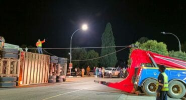 Die ongelukstoneel vroeër vanaand waar 'n vragmotor van Karan Beef wat speenkallers vervoer het, omgeslaan het. Foto: Liezl Scheepers
