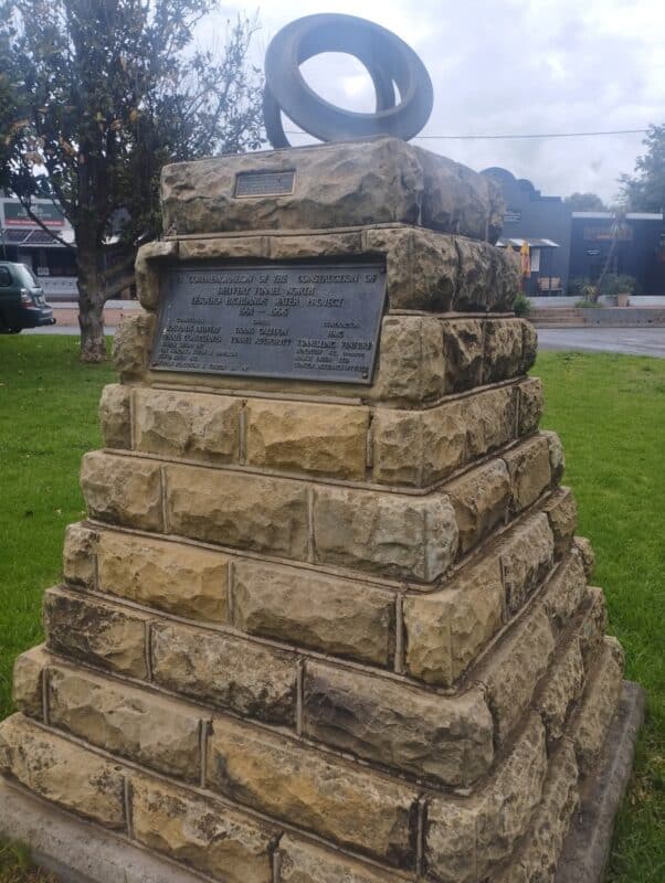 Die monument wat die Lesotho Hoogland-waterprojek herdenk, op Clarnes se Markplein. Foto: Monumente, Gedenktekens en Interresanthede in Suid-Afrika.