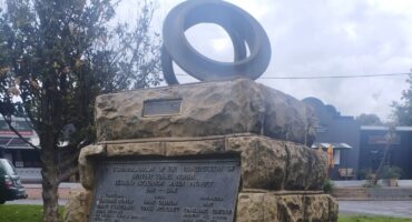 Die monument wat die Lesotho Hoogland-waterprojek herdenk, op Clarnes se Markplein. Foto: Monumente, Gedenktekens en Interresanthede in Suid-Afrika.