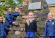 Van die graandeens van Primêre Skool Parys by die klipstapel-monument naby die skoolsaal van Hoërskool Parys. Hulle sal in hul matriekjaar die boodskappe lees wat 100 jaar gelede deur matrikulante in die monument geplaas is. Foto: Liezl Scheepers