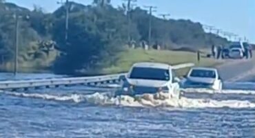 Die N14 tussen Vryburg en Kuruman is tans gesluit weens water wat oor die pad stroom en het water aansienlik gestyg sedert die foto gister geneem is. Foto: SAPD Kommunikasiedienste.