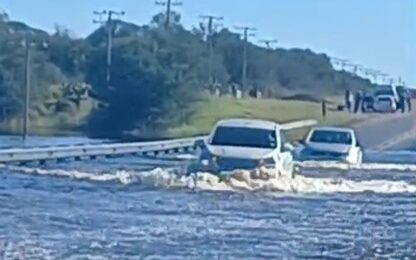 Die N14 tussen Vryburg en Kuruman is tans gesluit weens water wat oor die pad stroom. Foto: SAPD Kommunikasiedienste.