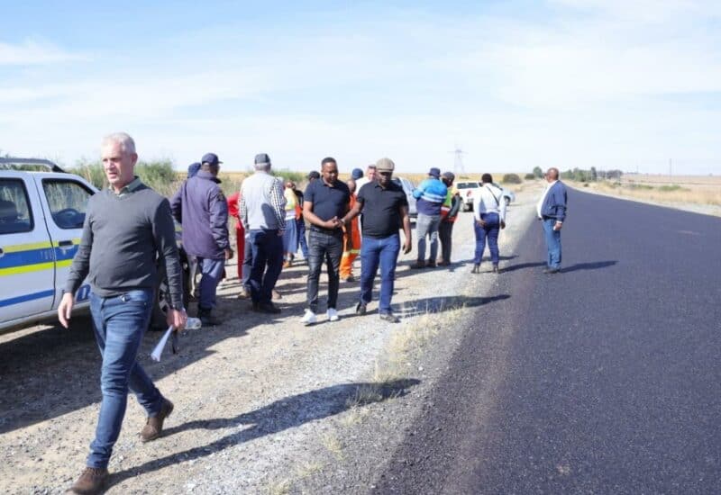 ’n Oorsigbesoek is vandeesweek aan die R76 gebring om die vordering en gehalte van die projek te monitor. Foto verskaf deur die VF Plus