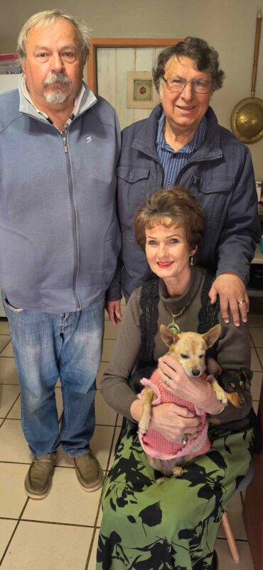 Danie en Elize Smith saam met Tinkie wat Saterdag gekry is nadat sy vir vier dae skoonveld was. By hulle is hul goeie vriend, Coen Mans, wat help soek het na haar. Foto: Liezl Scheepers