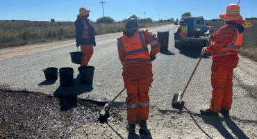 'n Kontrakteur is tans besig met herstelwerk aan die teervlak op die R59 tussen Parys en Vredefort. Foto: Verskaf