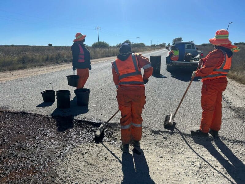 'n Kontrakteur is tans besig met herstelwerk aan die teervlak op die R59 tussen Parys en Vredefort. Foto: Verskaf