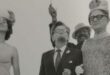 Die foto van 'n agterstevoor troue waar die rolle omgeruil is, is geneem tydens Parys se eeufeesviering.Foto: Verskaf