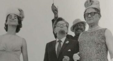 Die foto van 'n agterstevoor troue waar die rolle omgeruil is, is geneem tydens Parys se eeufeesviering.Foto: Verskaf