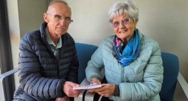 Maureen Serfontein ontvang die boekprys van prof. Marius Nel. Foto: Liezl Scheepers