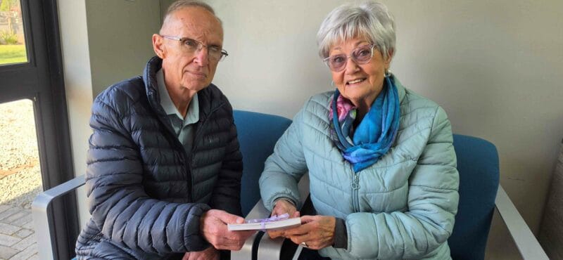 Maureen Serfontein ontvang die boekprys van prof. Marius Nel. Foto: Liezl Scheepers