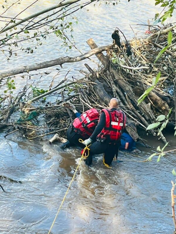Die bergingsoperasie is in uiters moeilike omstadighede uitgevoer. Foto verskaf deur die SAPD Kommunikasiedienste.