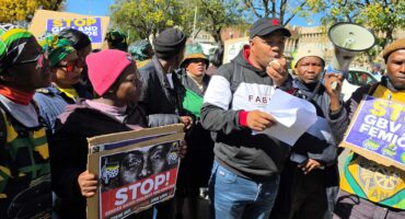 Community members supported by Ngwathe Ward 13 Councillor, Mbuyiselo Tyumbu, gathered at the Parys Magistrate's Court. Photo: Liezl Scheepers