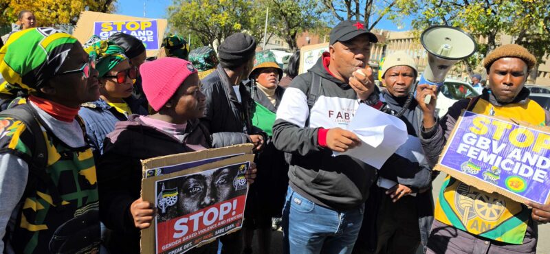 Community members supported by Ngwathe Ward 13 Councillor, Mbuyiselo Tyumbu, gathered at the Parys Magistrate's Court. Photo: Liezl Scheepers