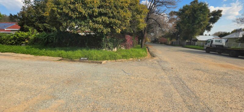 By die kant van die Wes-/Kortstraatkruising is daar geen stopteken op padmerke Dinsdag sigbaar gewees nie. Foto: Liezl Scheepers