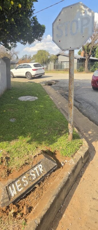 Die enigste stopteken aan een van die kante van die kruising is verbleik en daar is geen padmerke by die twee kante van die kruising nie. Foto: Liezl Scheepers