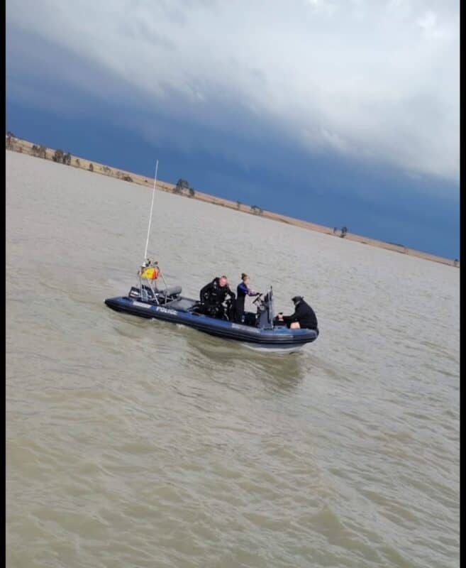 Polisieduikers is geloof vir hul dapperheid met die operasie onder uiters moeilike omstandighede. Foto verskaf: SAPD Kommunikasiedienste