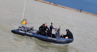 Polisieduikers is geloof vir hul dapperheid met die operasie onder uiters moeilike omstandighede. Foto verskaf: SAPD Kommunikasiedienste