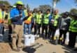 Tobs Molefe van Safeti verduidelik hoe werknemers bemagtig sal word vir die behoorlike herstel van slaggate tydens die loods van die projek. Foto: Liezl Scheepers