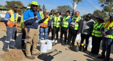 Tobs Molefe van Safeti verduidelik hoe werknemers bemagtig sal word vir die behoorlike herstel van slaggate tydens die loods van die projek. Foto: Liezl Scheepers