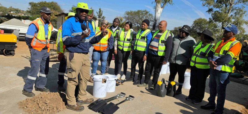Tobs Molefe van Safeti verduidelik hoe werknemers bemagtig sal word vir die behoorlike herstel van slaggate tydens die loods van die projek. Foto: Liezl Scheepers