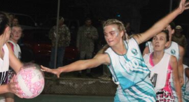 Hennenman het vanaand die Platteland-netballiga gewen met 'n oorwinning oor Parys. Foto's: Liezl Scheepers