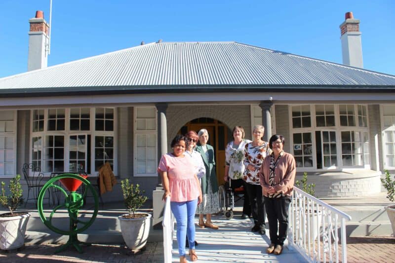 Van die spanlede van Parys Info & Tourism voor die pragtige toerismesentrum in Parys se hoofstraat. Foto: Liezl Scheepers