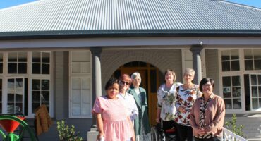 Van die spanlede van Parys Info & Tourism voor die pragtige toerismesentrum in Parys se hoofstraat. Foto: Liezl Scheepers