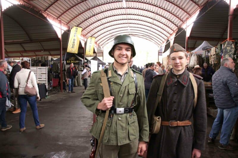 Jared Giliomee en Evan Giliomee het in die gees van die militêre fees
aangetrek. (Foto: Niël Langner)