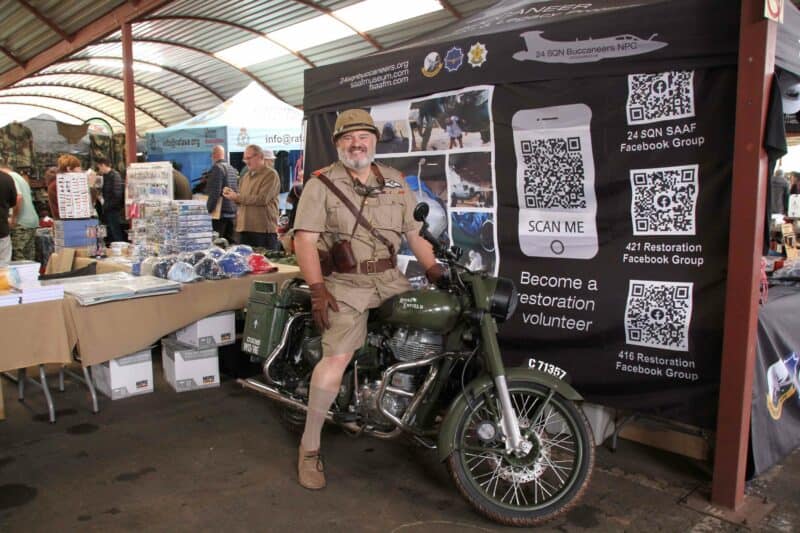 Pieter van der Sandt op sy Royal Enfield- motorfiets. (Foto: Niël Langner)
