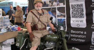 Pieter van der Sandt op sy Royal Enfield- motorfiets. (Foto: Niël Langner)