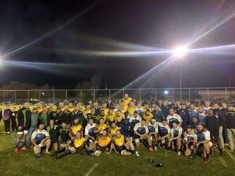 Spanne van Parys en Bultfontein op die veld na 'n spannende finaal van die Griffons Tweede Liga finaal. Foto: Verskaf
