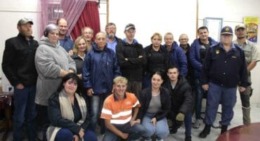 'n Groot aantal gemeenskapslede het Saterdagaand hande gevat met die polisie in die stryd teen misdaad. Foto: Liezl Scheepers