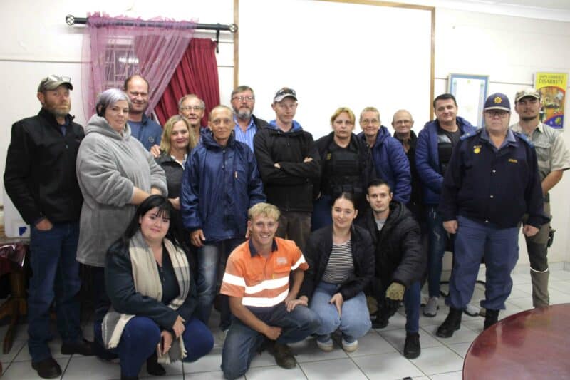 'n Groot aantal gemeenskapslede het Saterdagaand hande gevat met die polisie in die stryd teen misdaad. Foto: Liezl Scheepers