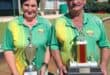 Amanda Bester en Dries de Jager met hul enkelspel kampioentrofees.