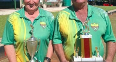 Amanda Bester en Dries de Jager met hul enkelspel kampioentrofees.