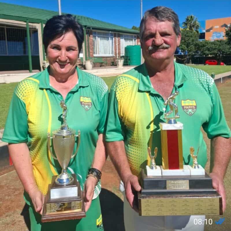 Amanda Bester en Dries de Jager met hul enkelspel kampioentrofees.