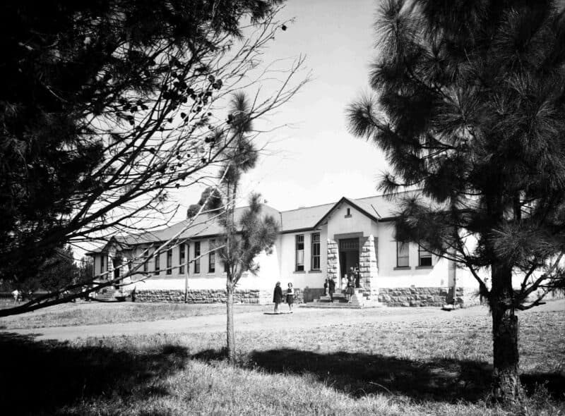 Die oorspronklike laerskoolgebou soos dit destyds gelyk het. Foto: Transnet Heritage Library, Johannesburg.