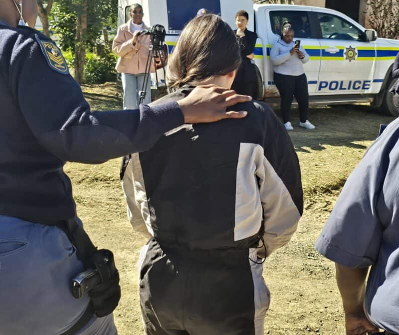 Elf verdagtes onder wie 'n vrou is deur die polisie in hegtenis geneem. Foto verskaf deur SAPD Kommunikasiedienste