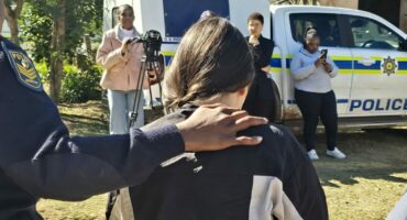 Elf verdagtes onder wie 'n vrou is deur die polisie in hegtenis geneem. Foto verskaf deur SAPD Kommunikasiedienste
