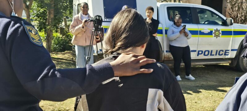 Elf verdagtes onder wie 'n vrou is deur die polisie in hegtenis geneem. Foto verskaf deur SAPD Kommunikasiedienste