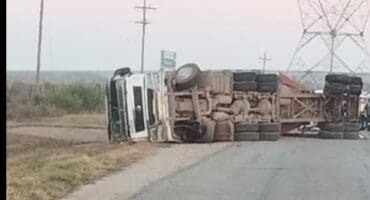 Die botsingstoneel waar 'n vragmotor en minibus-taxi vanoggend op die R500 gebots het. Foto: Verskaf