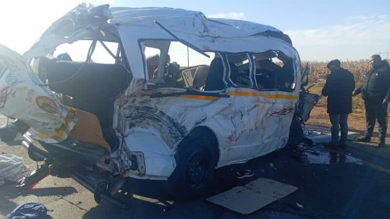 Die verwronge wrak van die minibus taxi wat in die ongeluk betrokke was nadat dit met 'n vragmotor op die R500 gebots het. Foto: Verskaf