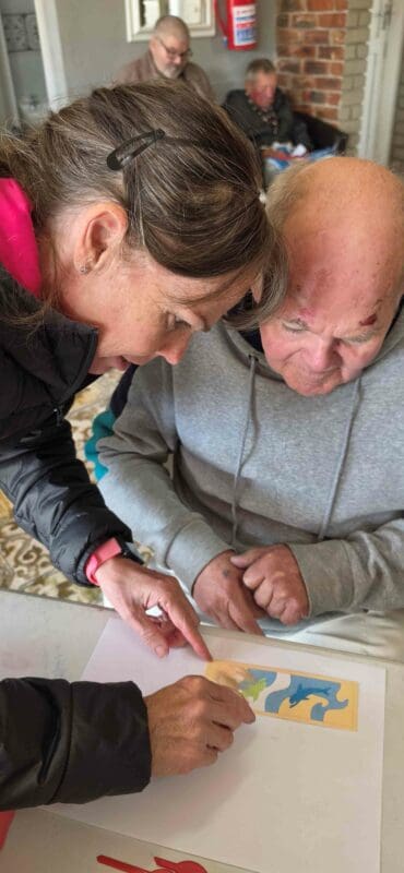 Elmarie van Wyk help Ernest Vermaak met sandkuns wat die dag bemeester is. Foto: Liezl Scheepers.
